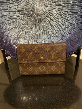 Louis Vuitton Monogram Tri Fold Wallet EUC